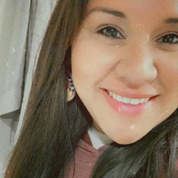 Profile Picture of Victoria Rose (@vbriones89) on Poshmark