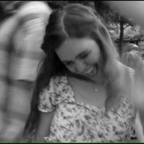 Profile Picture of Molly Barnby (@itsmobyyo) on Poshmark