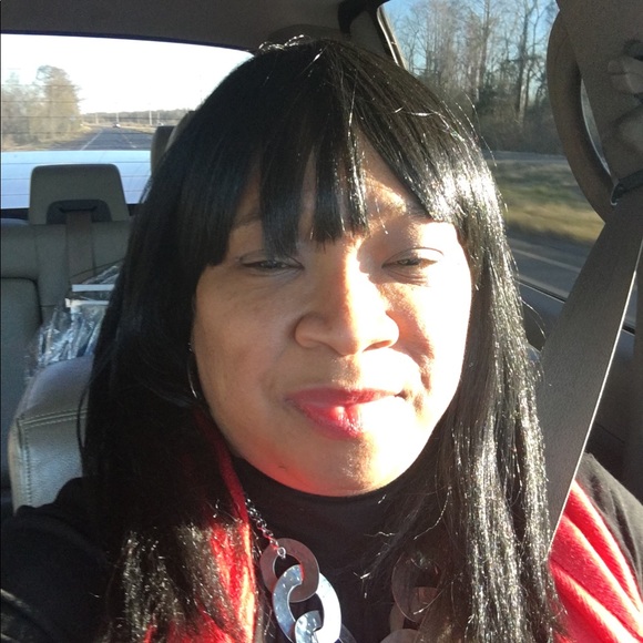 Nikki Holmes - Poshmark Profile Picture of Nikki Holmes (@holmes5492) on Poshmark