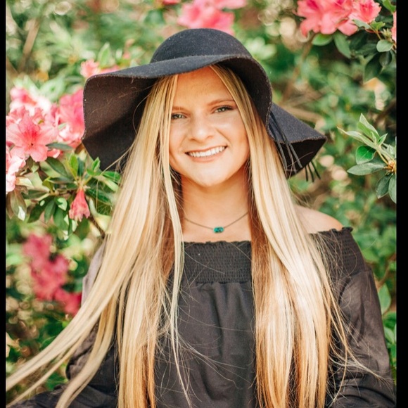 Profile Picture of Abby Dobbs (@abbydobbs17) on Poshmark