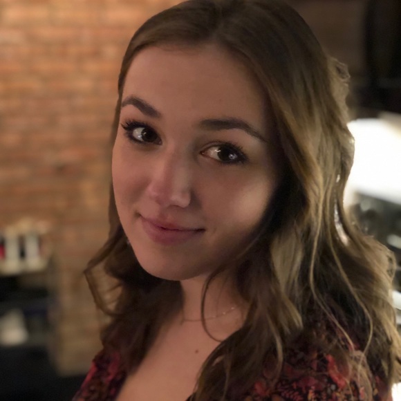 Profile Picture of Elizabeth Vanoyen (@esvanoyen) on Poshmark