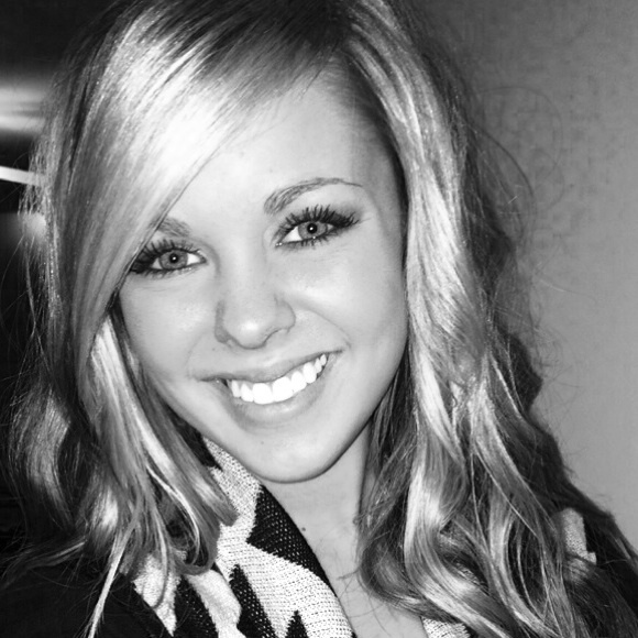 Profile Picture of Kristin Thompson (@kristin1599) on Poshmark