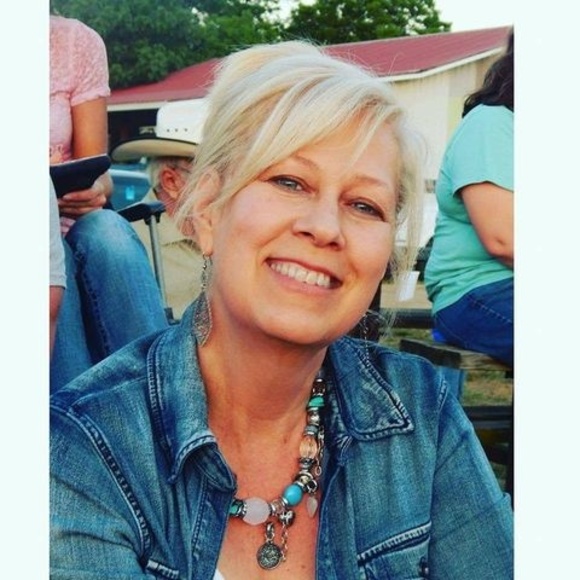 Profile Picture of Sandra Wallace (@sgwallace632) on Poshmark