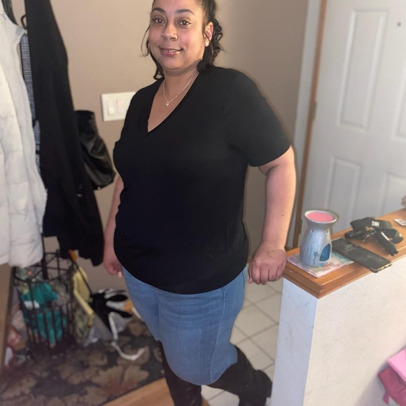 Profile Picture of Sherrell Williams (@sherrellee82) on Poshmark