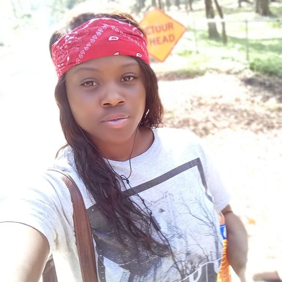 Profile Picture of Carlesia Nicolee (@carlesianicolee) on Poshmark