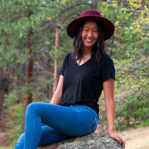 Profile Picture of Beth Wrzesinski (@bethwrz) on Poshmark