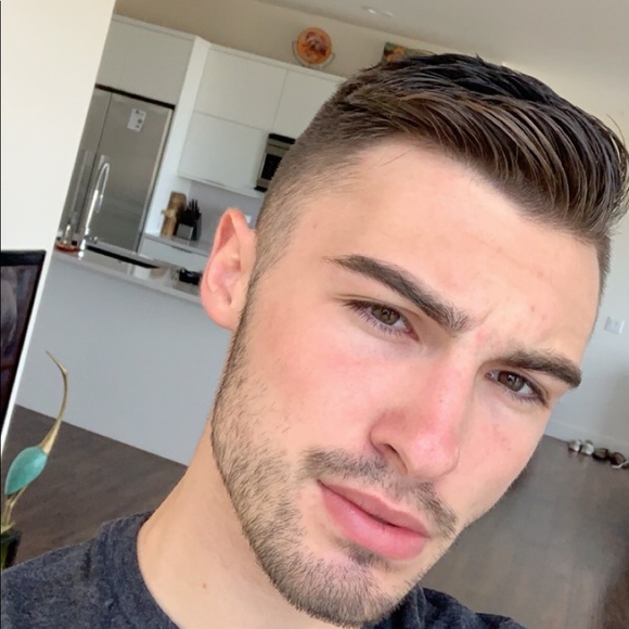 Profile Picture of Logan Robertson (@loganxtr) on Poshmark