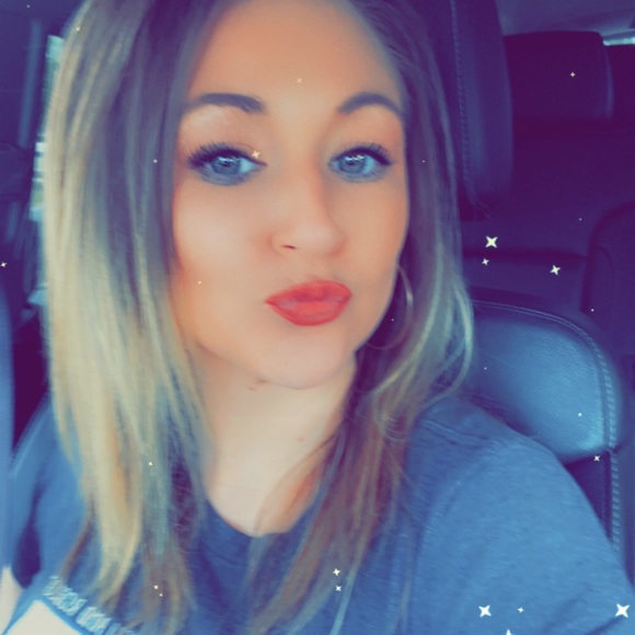 Profile Picture of Amy Simank (@amysimank) on Poshmark