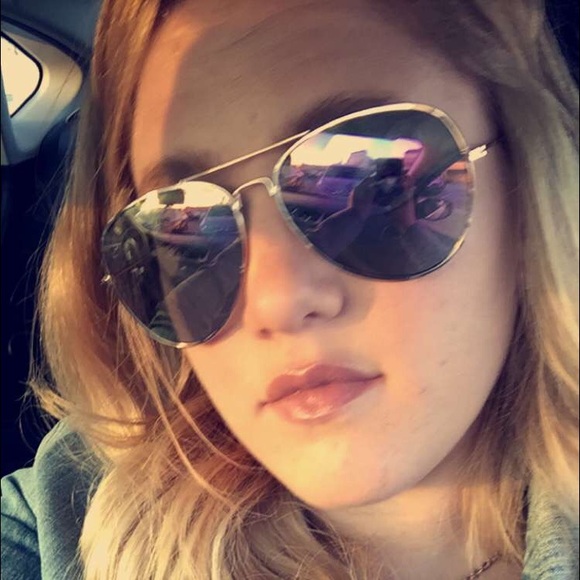 Profile Picture of Melanie Buchser (@m_antonucci) on Poshmark