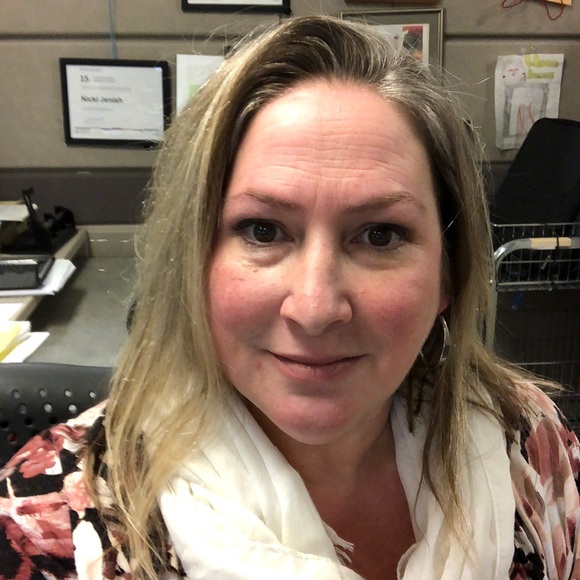 Profile Picture of Nicki Jenish (@njenish) on Poshmark