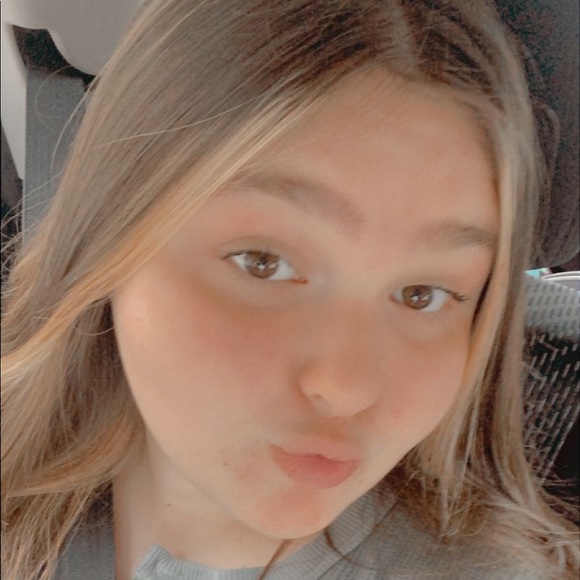Profile Picture of Hannah Houdersheldt (@h_houdersheldt) on Poshmark