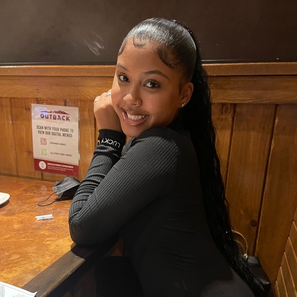 Shenyah Conveniencia - Poshmark Profile Picture of Shenyah Conveniencia (@nyahnyah60) on Poshmark