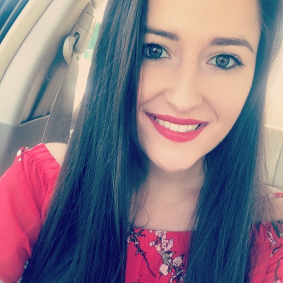 Profile Picture of Mackenzie Atchie (@mackenzieatchie) on Poshmark