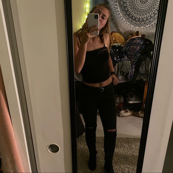 Profile Picture of Alyssa Samson (@alyssasamsonnn) on Poshmark
