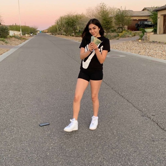 Profile Picture of Bella Ceniceros (@pimpinbella) on Poshmark