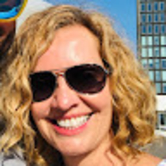 Profile Picture of Tanya Davies (@tcdtoronto) on Poshmark