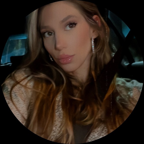 Profile Picture of Danielle Chackman (@deechack) on Poshmark