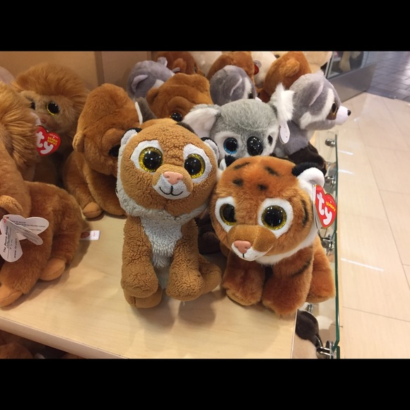 Profile Picture of Kimberry Thach (@kimberrylt) on Poshmark