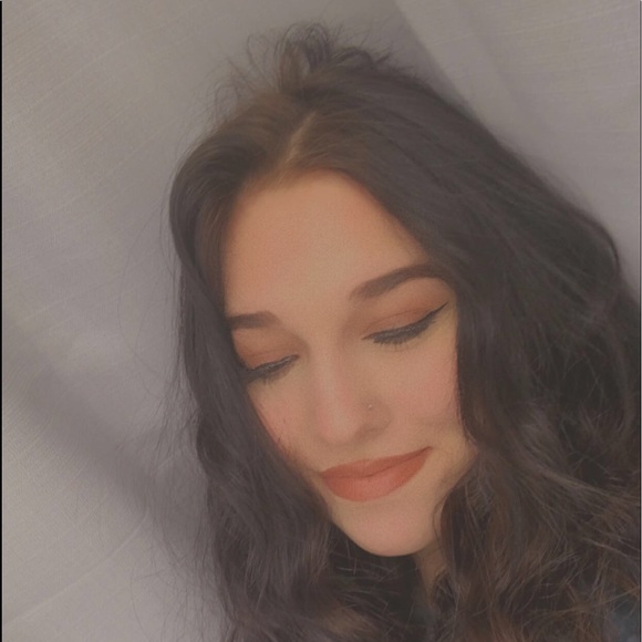 Profile Picture of Taylor Holtzman (@puppylover23109) on Poshmark