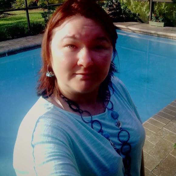 Profile Picture of Melanie Savett (@msavett) on Poshmark