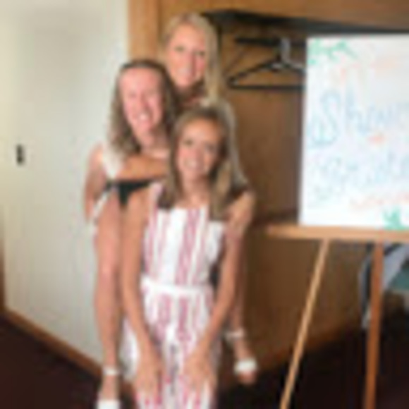 Profile Picture of Lauren Kawall (@laurenkawall17) on Poshmark