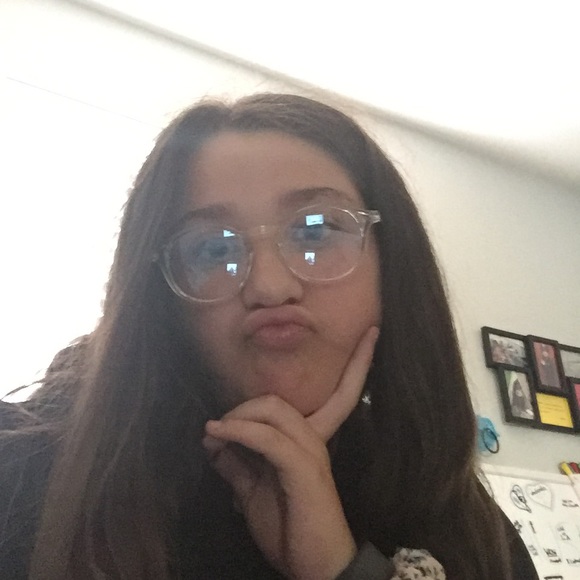 Profile Picture of Andrea Barron (@andrealb216) on Poshmark