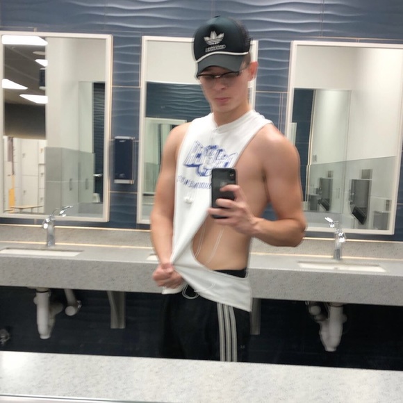 Profile Picture of Drew Mason (@drewmason16) on Poshmark