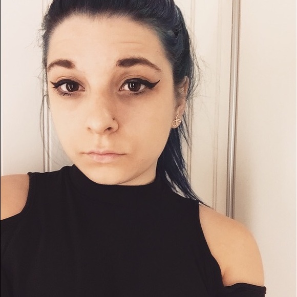 Profile Picture of Juliana Giokas (@julianagiokas) on Poshmark