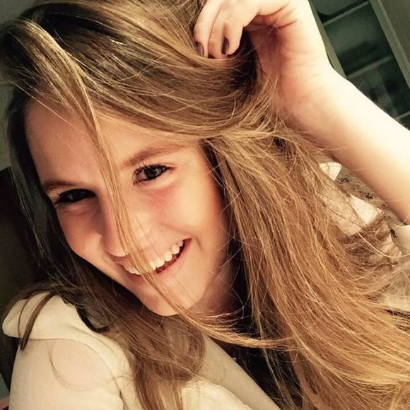 Profile Picture of Alice Araujo (@alicearaujo) on Poshmark