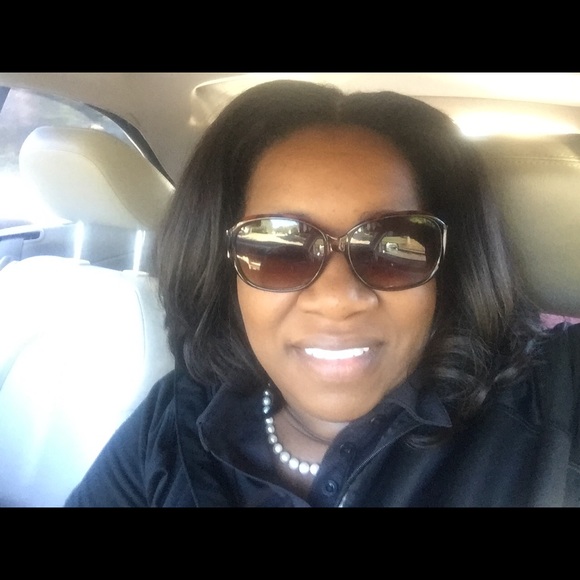 Profile Picture of Lisa Pointer-holmes (@lpointerholmes) on Poshmark