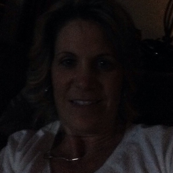 Profile Picture of Mae Moderson (@maemoderson) on Poshmark