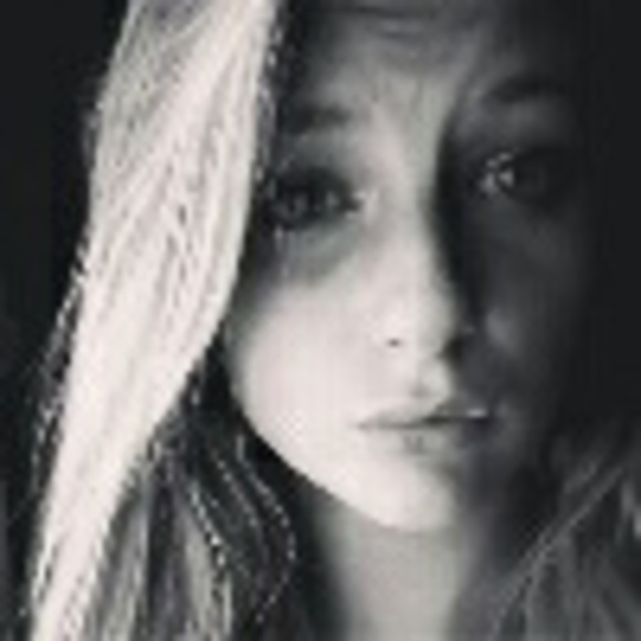 Profile Picture of Carlee Chasek (@carlee_rose) on Poshmark