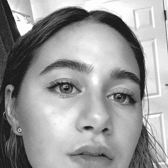 Profile Picture of Alexis Vetrano (@alexismvetrano) on Poshmark