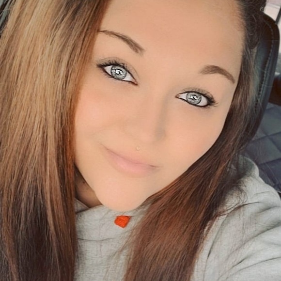 Profile Picture of Carly Haynes (@carlyann0108) on Poshmark