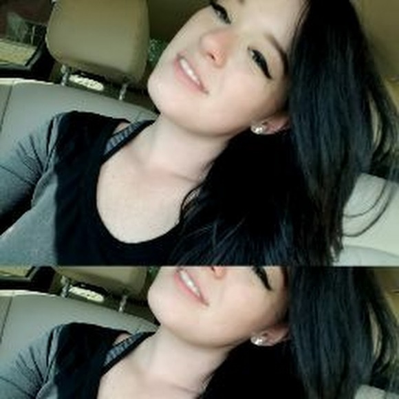 Profile Picture of Aletta (@aletta227) on Poshmark