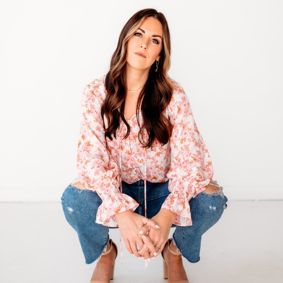 Profile Picture of Kaitlyn Houtsma (@k_marae) on Poshmark