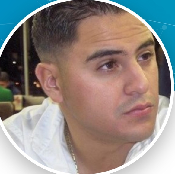 Profile Picture of Corey Saenz (@fashionableista) on Poshmark