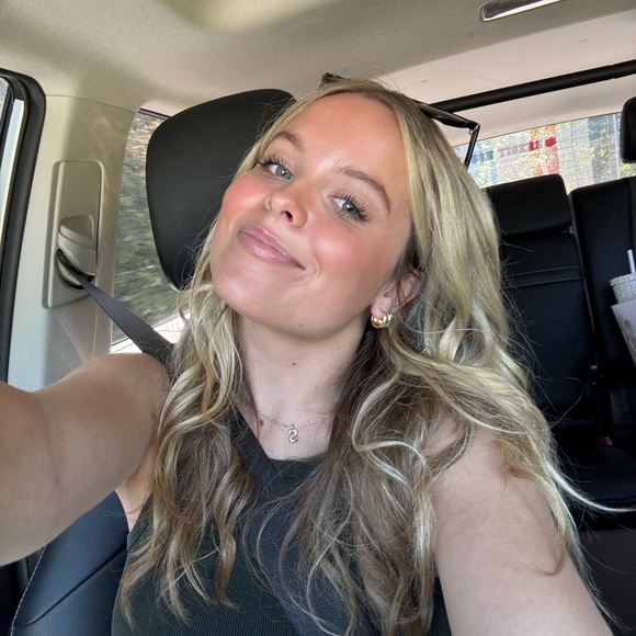 Profile Picture of Sarah Janosky (@sarahjanosky) on Poshmark