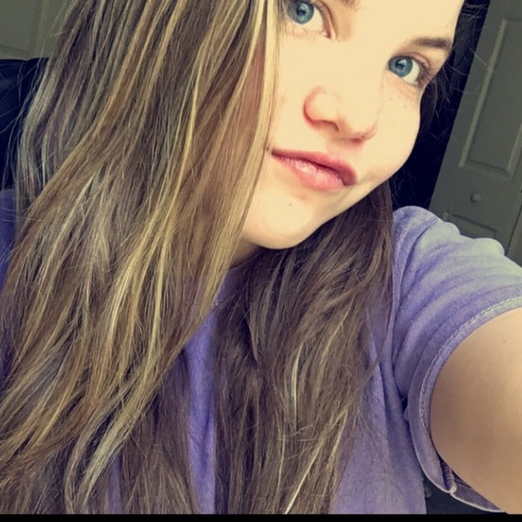 Profile Picture of Lindsey Favors (@lindsey753) on Poshmark