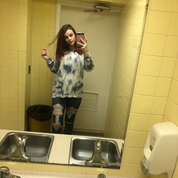Profile Picture of Madi Schloder (@madischloder) on Poshmark