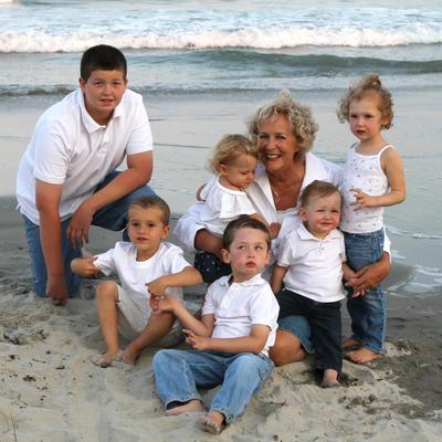 Profile Picture of Elizabeth Carleton (@lizcarleton1) on Twitter