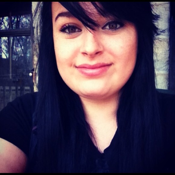 Profile Picture of Tonya Jimenez (@tonyamaria) on Poshmark