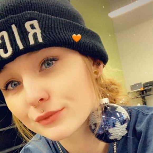 Profile Picture of Marika Thériault (@redgirlxx) on Poshmark