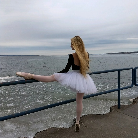 Profile Picture of Sarah James (@dancer1113) on Poshmark