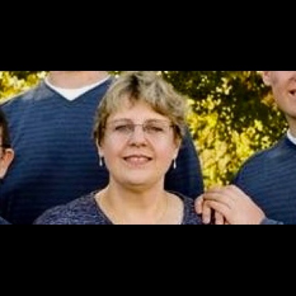 Profile Picture of Cindy Pettis (@jvbp1962) on Poshmark