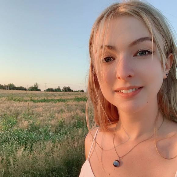 Profile Picture of Kayla Feltham (@kaylea0) on Poshmark