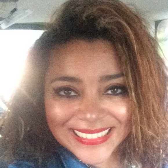 Profile Picture of Ivanise Da silva (@vanbraz) on Poshmark