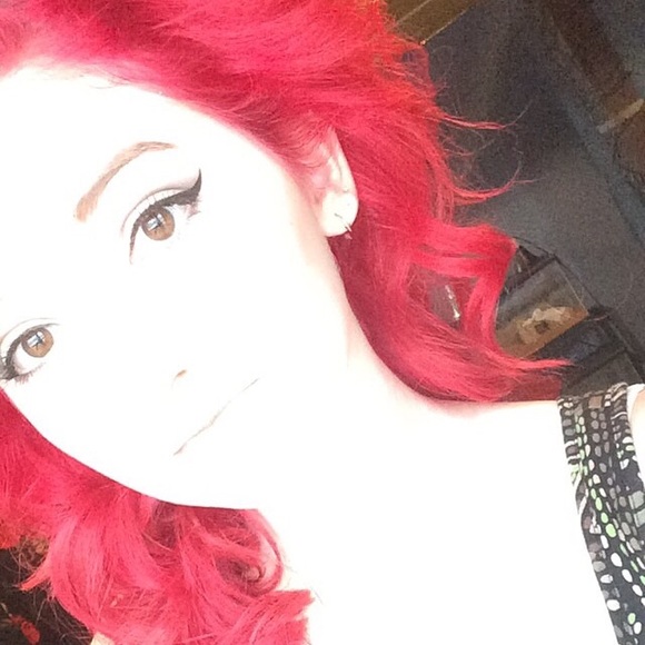 Profile Picture of Gabrielle Michaelsen (@gemerald89) on Poshmark