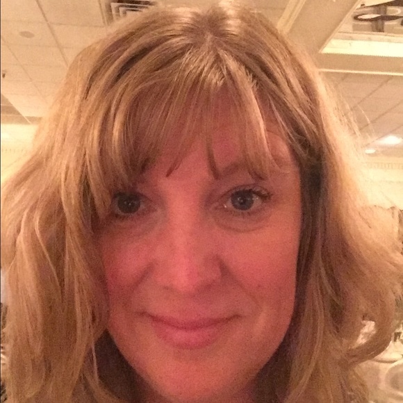 Profile Picture of Julie Polyak (@jpolyak) on Poshmark