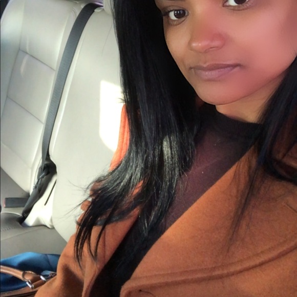 Profile Picture of Bianca Ogando (@biancaogando27) on Poshmark